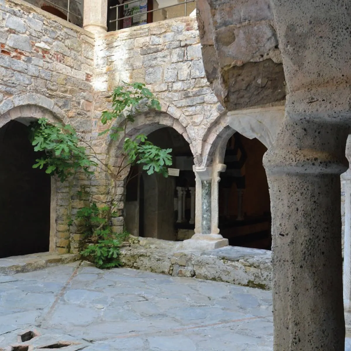 cloître inférieur abbaye benedectine san fruttuoso